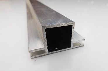 Hliníkový profil 20x20x1,5 mm s drážkou2- 3 mm